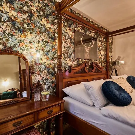 Villa *the Little Castle* With Heated Pool And Sauna Prague