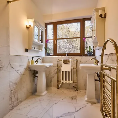 *the Little Castle* With Heated Pool And Sauna Prague
